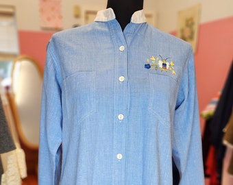 Vintage 1970's Hand Embroidered by Helen Cerda Chambray Blouse with White Collar and Bees | Made in Guadalajara, Mexcio | Size Large