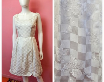 Talla XS Vintage 1950's 1960's Vestido de cóctel entallado y con vuelo con brocado y estampado de cuadros blancos