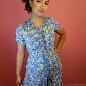 Size Medium Large Vintage 1940&#39;s Cold Rayon Light Blue Floral Day Dress w/ Belt