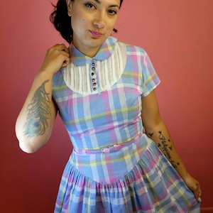 Size M Vintage 1940&#39;s/1950&#39;s Pastel Plaid Day Dress with Peter Pan Collar & Belt
