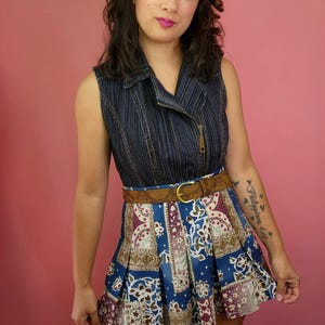 Vintage geplooide tennisrok uit de jaren 90 met batik-patchworkprint blauw en bordeauxrood