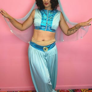 Disfraz de genio/jazmín turquesa vintage de 3 piezas, talla pequeña/mediana, hecho a mano con corona, velo, top corto y pantalones bombachos.
