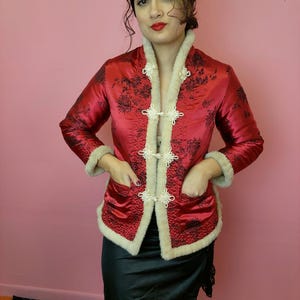 Größe S | Vintage 1990 rote asiatische Brokat Kunstpelz Teddy gefütterte Jacke mit Froschverschlüssen | Wendbar