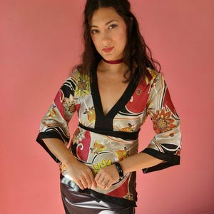 Blusa bohemia vintage Y2K de satén con remolinos florales y mangas de mago de She's Cool.