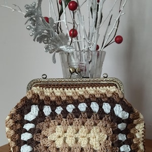 Gestrickte Tasche für Kosmetika, eine Tasche für den Urlaub, eine Tasche zum Spazierengehen, eine quadratische Oma-Kosmetiktasche, ein Geschenk für ihre Geliebte.