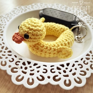Süßer Schlüsselanhänger mit Häkelmuster | Ente Amigurumi | Pool Floatie Duck Keying | Geschenke für Sie | Schwimmbecken | Digitaler PDF Download | Taschenanhänger