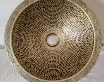 Lavandino in ottone martellato: lavabo con bordo inciso marocchino fatto a mano