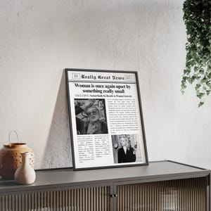 Peut inclure: Une affiche encadrée en noir avec le titre "Really Great News". Le texte indique "Woman is once again upset by something really small". L'affiche comprend des images en noir et blanc et du texte.