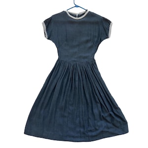 1950er / 1960er Jahre einfaches graues Kleid