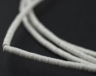 1100 vita vinylpärlor för phonoskivor: Vulcanite Heishi-skivor, 3 mm, ghanansk rustik etnisk handgjord raffiatråd (PHON-HSH-WHT-296)