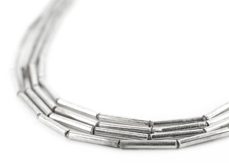 Minimalistiska glänsande silverpärlor i rörform: Vit metall 1,5 mm pärltillbehör bild 1