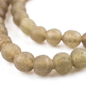 65 cuentas de vidrio de Java de estilo antiguo, color gris marmota: cuentas indonesias grabadas, cuentas de vidrio de 8 mm, cuentas de vidrio boho (JVA-RND-GRY-169)