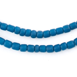 以下が含まれることがあります： ターコイズブルーのガラスビーズのストランド。ビーズは丸く、マットな仕上げになっています。