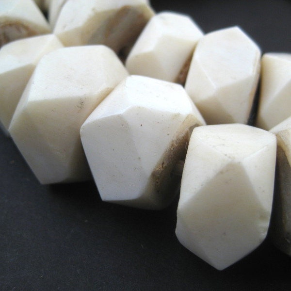 40 perles en os blanches à facettes - Grandes perles à facettes - Perles en os à facettes - Perles équitables - Perles en os du Kenya - Perles commerciales (BON-UNU-WHT-306)