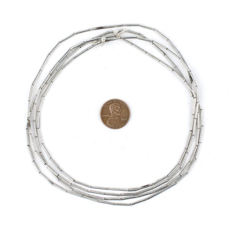 Minimalistiska glänsande silverpärlor i rörform: Vit metall 1,5 mm pärltillbehör bild 2
