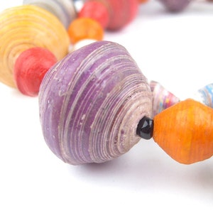 Collana di perline di carta Rainbow Medley dall'Uganda - Giornali e carta da riciclo riciclati - Gioielli africani avvolgenti del commercio equo e solidale (PPR-BIC-MIX-159)