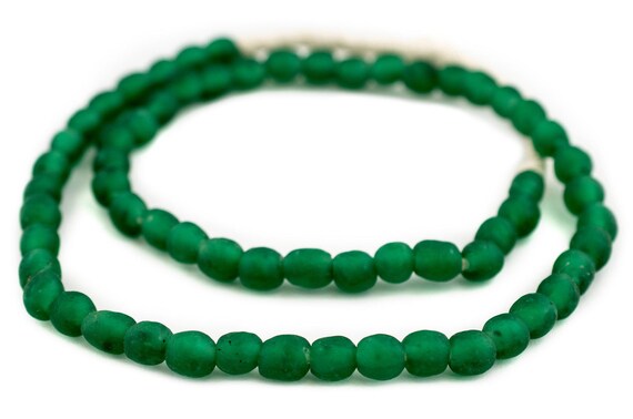 62個のエメラルドグリーンリサイクルガラスビーズ9mm：ガーナのクロボ