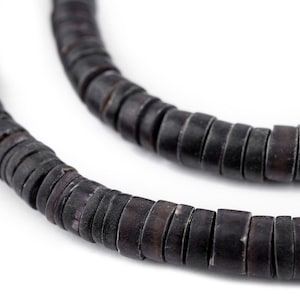 220 cuentas Heishi de concha negra mate de 8 mm: cuentas naturales orgánicas de color oscuro sin pulir hechas de conchas marinas. Venta al por mayor por hebra.