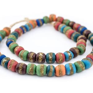 Puede incluir: Un collar de cuentas multicolores con una variedad de colores que incluyen azul, verde, naranja, marr&oacute;n y dorado. Las cuentas son redondas y tienen una textura moteada.