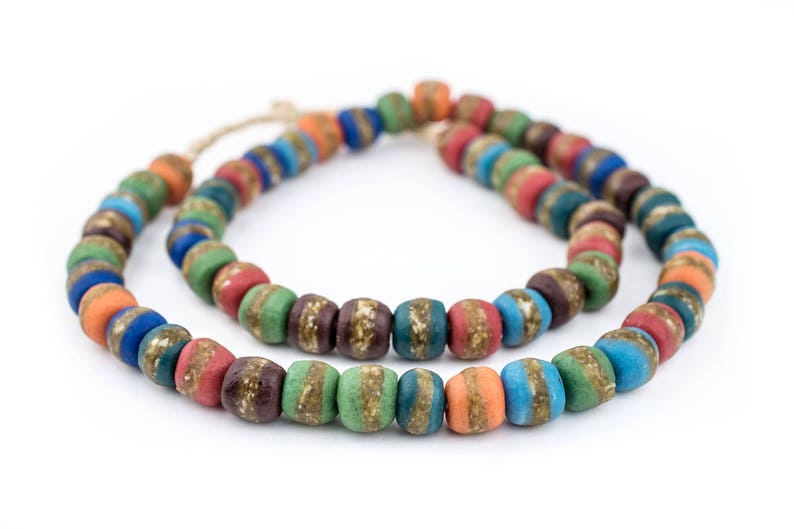 Puede incluir: Un collar de cuentas multicolores con una variedad de colores que incluyen azul, verde, naranja, marr&oacute;n y dorado. Las cuentas son redondas y tienen una textura moteada.