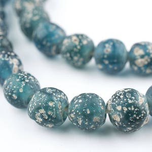 65 genomskinliga blågrönt glaspärlor i antik stil i Java: Pärlor i antik stil, matta glaspärlor, indonesiska pärlor, stora glaspärlor (JVA-RND-BLU-162)
