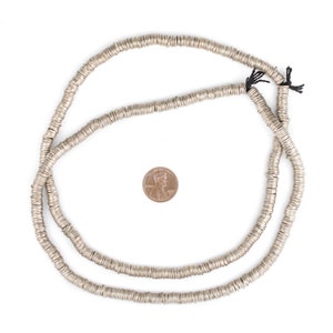 Pu&ograve; includere: Una collana di perline in metallo color argento, ogni perlina &egrave; un cerchio piatto e rotondo. Le perline sono infilate su un cordoncino nero e hanno circa le dimensioni di una moneta da 1 centesimo di euro.