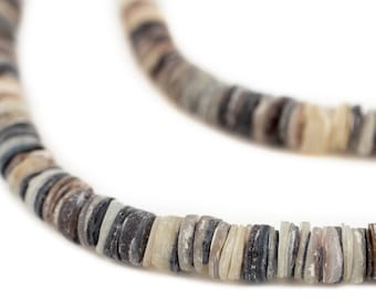 Op de afbeelding: Een close-up van een ketting gemaakt van kleine, platte, cirkelvormige kralen. De kralen zijn in grijstinten, beige en bruin. De ketting ligt op een witte achtergrond. De kralen hebben een diameter van ongeveer 0,5 cm.