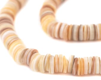 Op de afbeelding: Close-up van een ketting gemaakt van platte, ronde schelpkralen. De kralen zijn in tinten crème, bruin en lichtbruin. De ketting staat tegen een witte achtergrond.