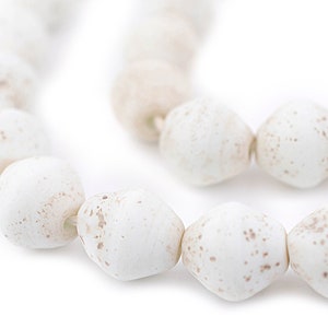 33 vita Bicone Java-glaspärlor i antik stil 15 mm: Texturerade glaspärlor Indonesiska pärlor Primitiva pärlor Biconformade pärlor