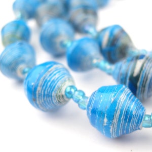 Collana di perline di carta turchese - fatta a mano in Uganda Fair Trade - Gioielli africani ecologici realizzati con giornali riciclati (PPR-BIC-BLU-136)