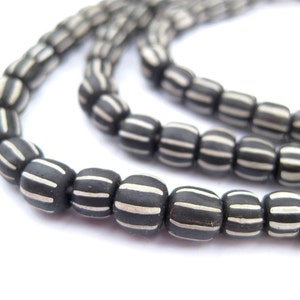 115 svarta Java-krusbärspärlor - Randiga svarta pärlor - Randiga glaspärlor - Etniska glaspärlor - Svarta nuggetpärlor (JVA-CYL-BLK-155)