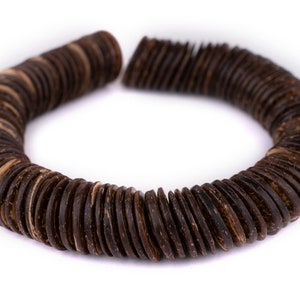 K&ouml;nnte beinhalten: Ein braunes Holz-Armband aus &uuml;bereinander gestapelten, runden Perlen.