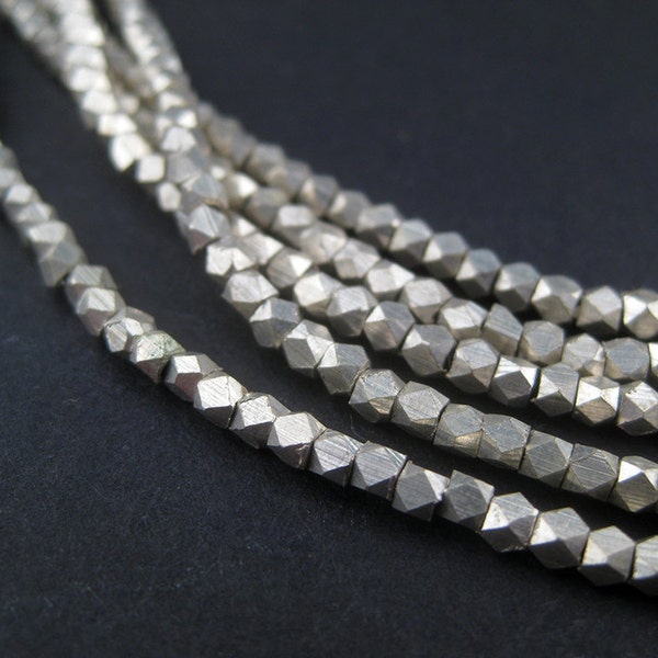 250 minuscole perline sfaccettate in argento taglio diamante da 2 mm - Piccoli distanziatori in metallo - Perline in metallo - Forniture per la creazione di gioielli (FCT-USU-SLV-140)