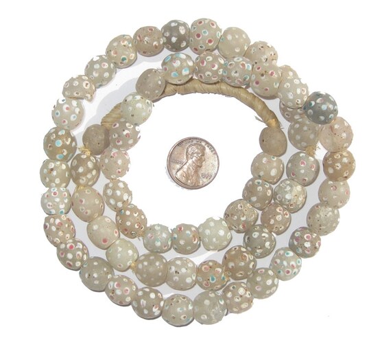 60 個の古いスカンク トレード ビーズ - ホワイト アンティーク