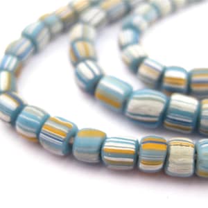 以下が含まれることがあります： 青、白、黄色のストライプ模様のガラスビーズのネックレス。ビーズは円筒形で光沢のある仕上げです。