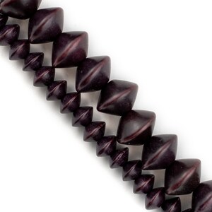 Puede incluir: Una hebra de cuentas de madera marr&oacute;n oscuro con un dise&ntilde;o facetado en forma de diamante. Las cuentas est&aacute;n enhebradas en un cord&oacute;n y est&aacute;n dispuestas en un patr&oacute;n escalonado.