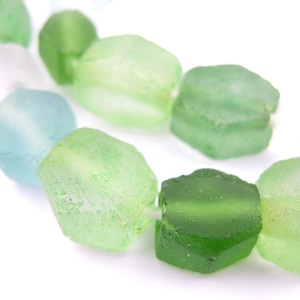 32 Jungle Medley Hexagon Java Recyclingglas Perlen - Handgefertigte Glasperlen - Hexagon Glasperlen - Facettierte Glasperlen (JVA-TAB-GRN-736)