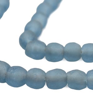 48 kralen gemaakt met gerecyclede colaflessen - 11 mm poederglaskralen - Milieuvriendelijke Afrikaanse kralen - Fairtrade - Made in Ghana (RCY-RND-BLU-718)