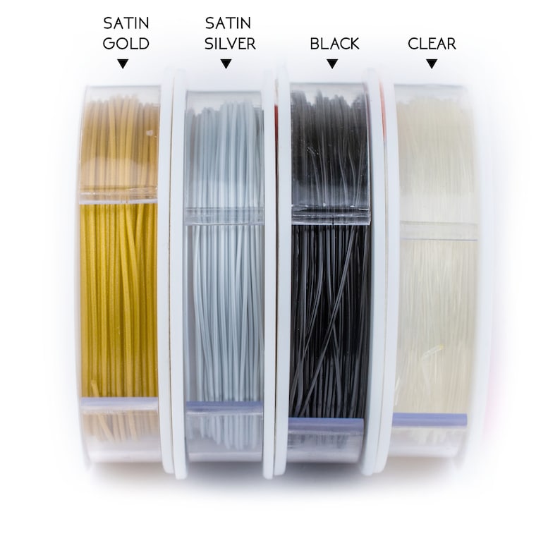 Puede incluir: Cuatro carretes de hilo en diferentes colores: oro satinado, plata satinada, negro y transparente. Los carretes est&aacute;n etiquetados con sus colores respectivos.