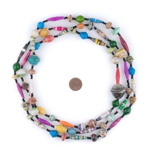 Pode incluir: Um colar colorido feito de contas de papel enrolado e contas pretas. As contas s&atilde;o de v&aacute;rias cores, incluindo vermelho, laranja, amarelo, verde, azul e roxo. O colar &eacute; enfiado em um cord&atilde;o preto.
