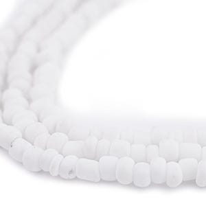 Pode incluir: Close-up de três fios de contas brancas, foscas e retangulares. As contas são enfiadas juntas, criando uma linha curva contra um fundo branco. As contas têm uma forma ligeiramente irregular.