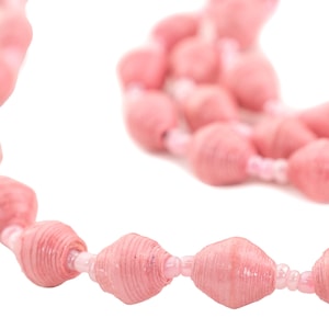 Collana con 50 perline di carta riciclata rosa dall'Uganda - Perline di carta africana - Materiali per la creazione di gioielli - Prodotto in Uganda ** (PPR-BIC-RED-107)