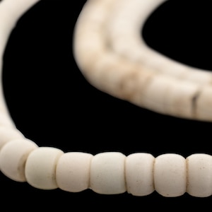 115 cuentas de vidrio blanco antiguo de Turkana de Kenia - Cuentas de vidrio africanas - Materiales para hacer joyas - Hecho en Ghana ** (TRK-CYL-WHT-101)