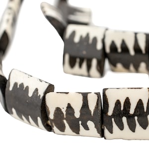 30 cuentas de hueso batik - Cuentas africanas - Diseño de bandera de cebra - Cuentas de hueso de Kenia - Suministros para hacer joyas - Fabricadas en Kenia ** (BON-FLT-ZEB-247)