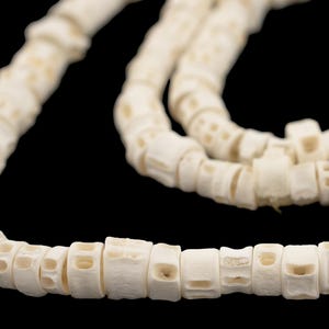190 koralików z ości rybich – naturalne koraliki afrykańskie – białe koraliki – wyprodukowano w Afryce Zachodniej ** (BON-UNU-WHT-232)