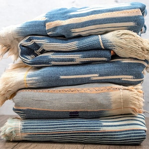 Authentisches Indigo-Tuch: Handgemachtes Wohndekor-Design aus Westafrika, Premium-Baumwollstoff (Orange und Blau)