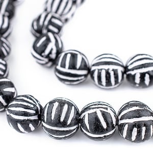 45 Terrakotta Black & White Kratzperlen 14 mm: Ethnische Tonperlen, runde 14 mm rustikale Kugelperlen, Großhandel durch den Strang, hohe Qualität