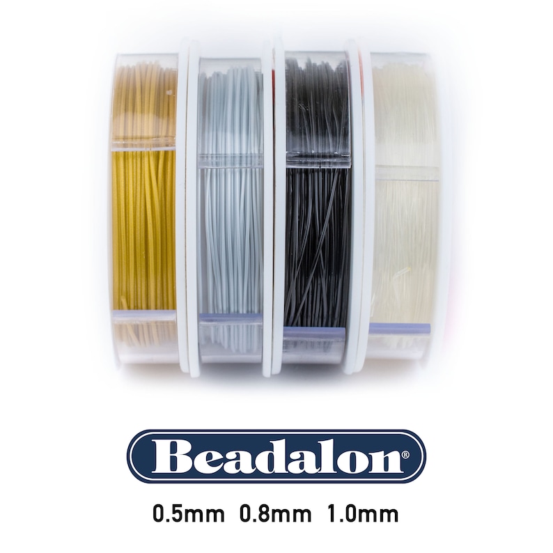 Puede incluir: Cuatro carretes de alambre para abalorios Beadalon en dorado, plateado, negro y transparente. Los carretes est&aacute;n etiquetados con el grosor del alambre: 0,5 mm, 0,8 mm, 1,0 mm.