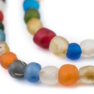 Puede incluir: Un collar de cuentas de colores con una variedad de colores, incluyendo azul, verde, rojo, naranja y blanco.