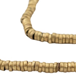 Peut inclure: Un collier de couleur or composé de nombreuses petites perles rondes. Les perles sont enfilées ensemble, formant une chaîne souple. Le collier est présenté sur un fond blanc, soulignant sa couleur et sa texture.